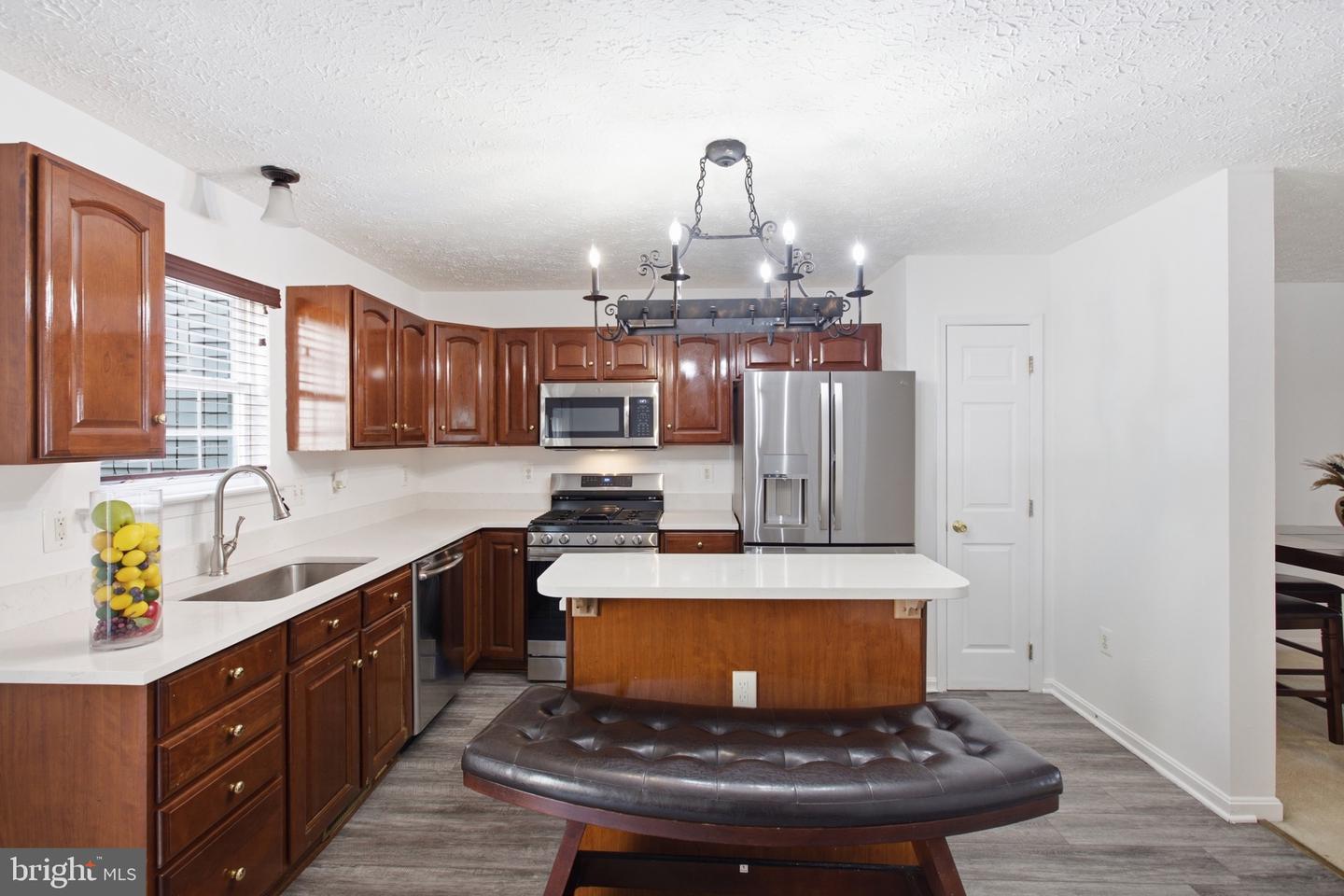 8012 Bullfinch Pl Property Photo 6