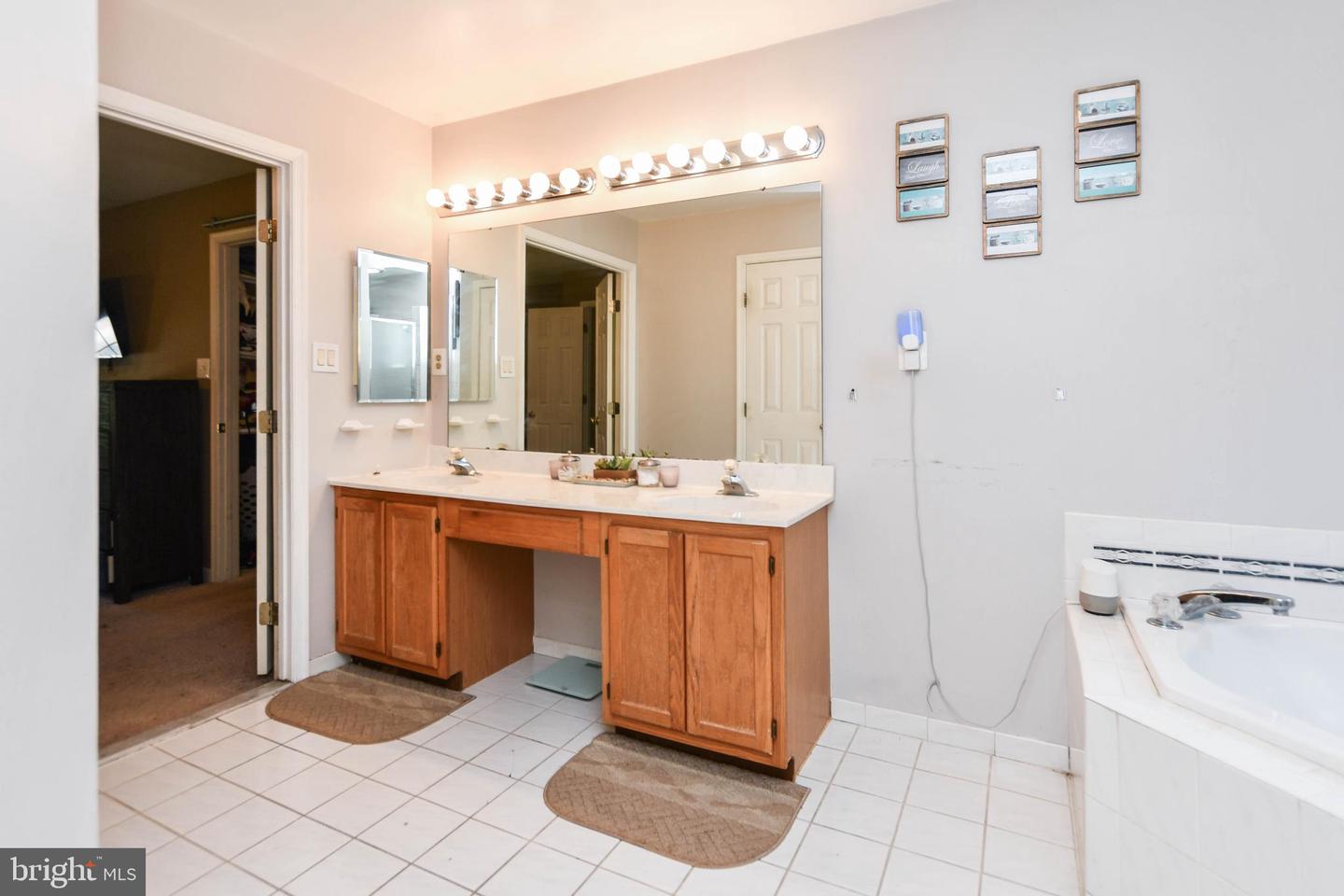 2406 Berry Thicket Ct Property Photo 11
