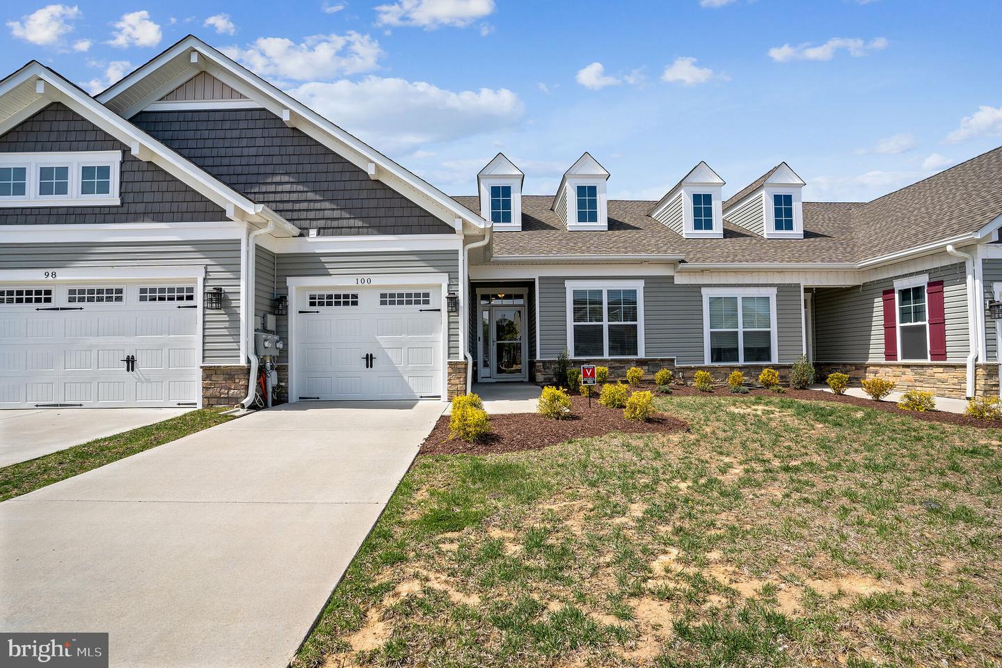 100 CAMDEN CIR Property Photo 1