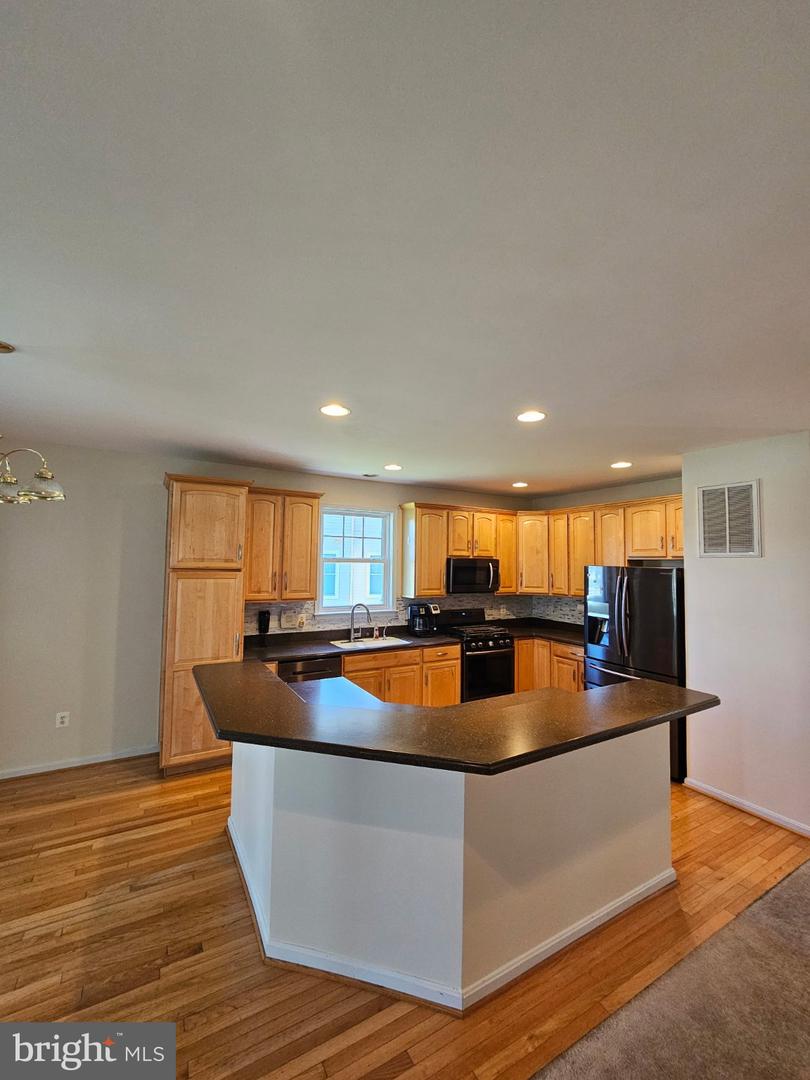 12132 Pawtuckett Ln Property Photo 6
