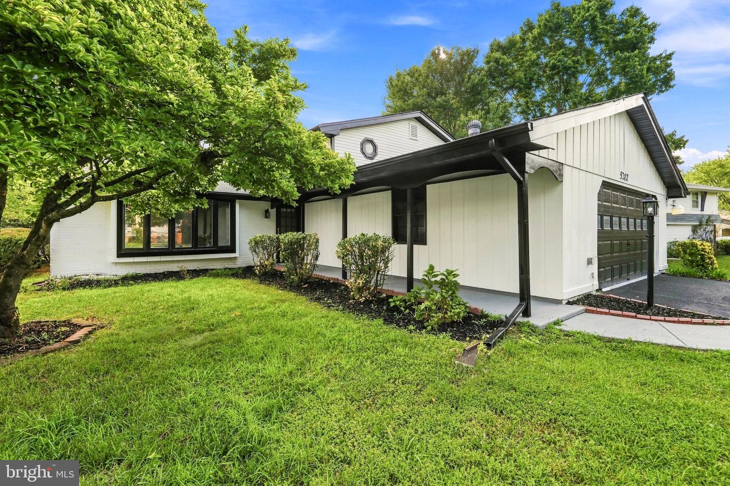 5202 CAROLINE CIR Property Photo 1
