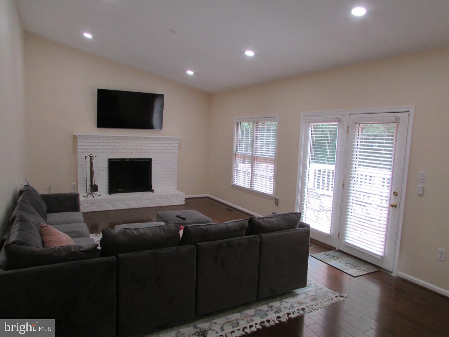 1009 Wales Dr Property Photo 9