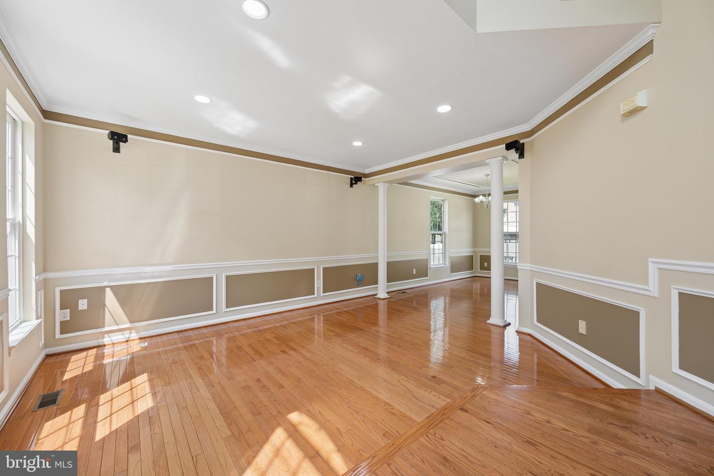 9701 Cadwell St Property Photo 6