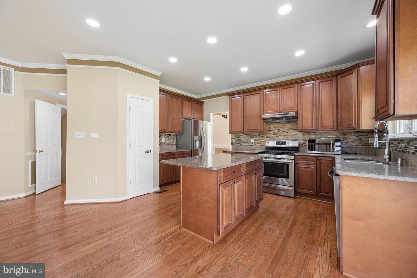 9701 Cadwell St Property Photo 17