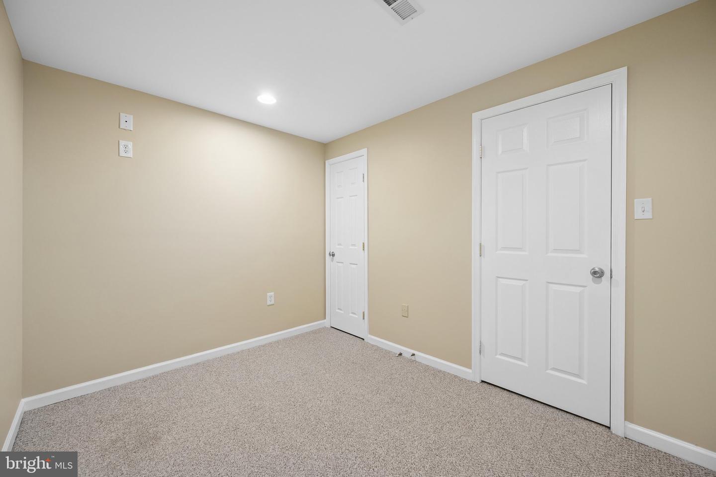 9701 Cadwell St Property Photo 54