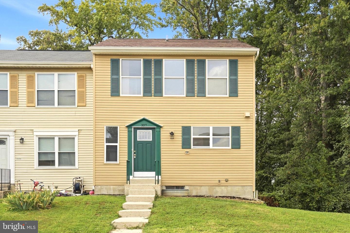 327 Woodside Pl Property Photo 1
