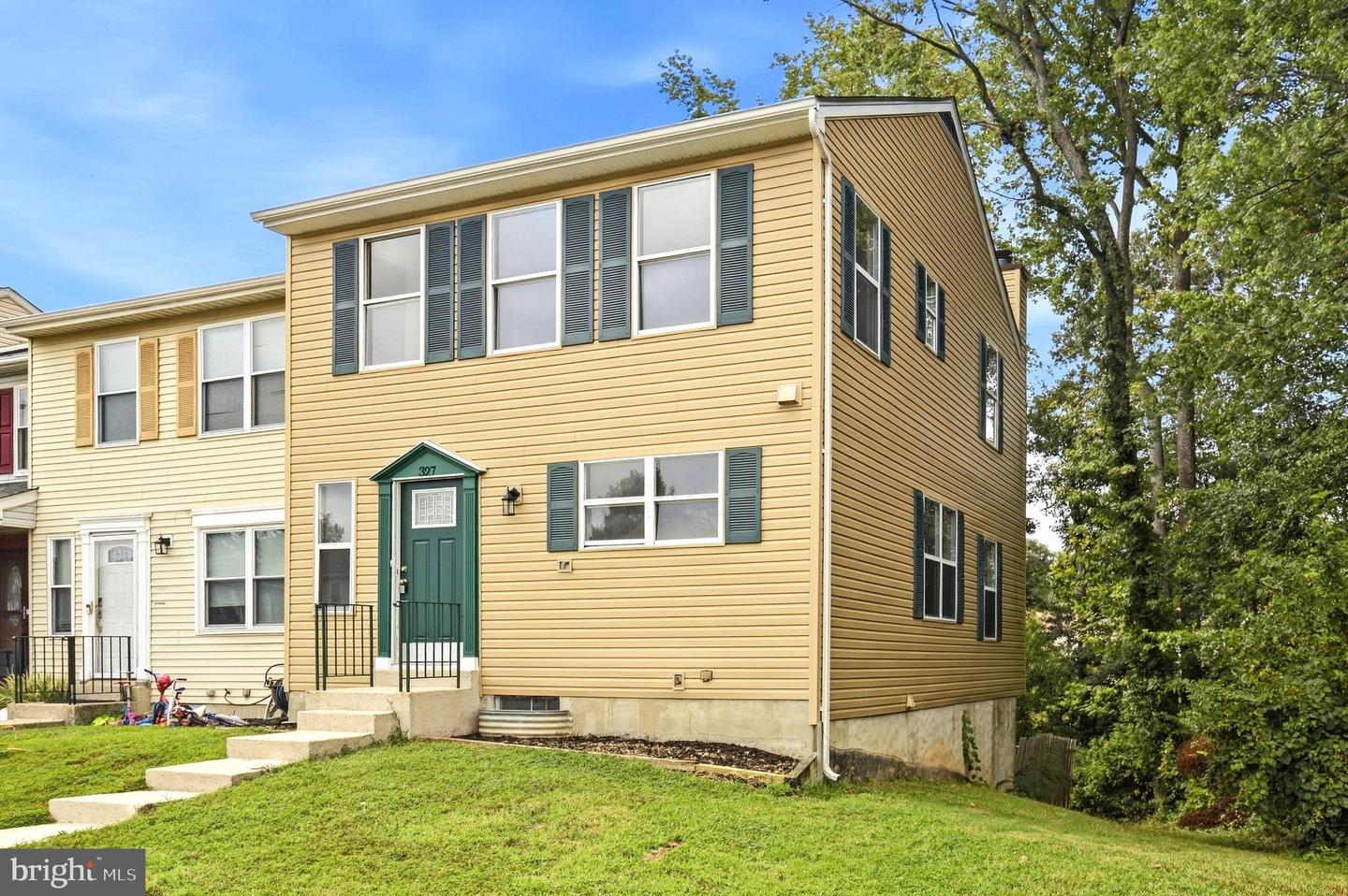 327 Woodside Pl Property Photo 2