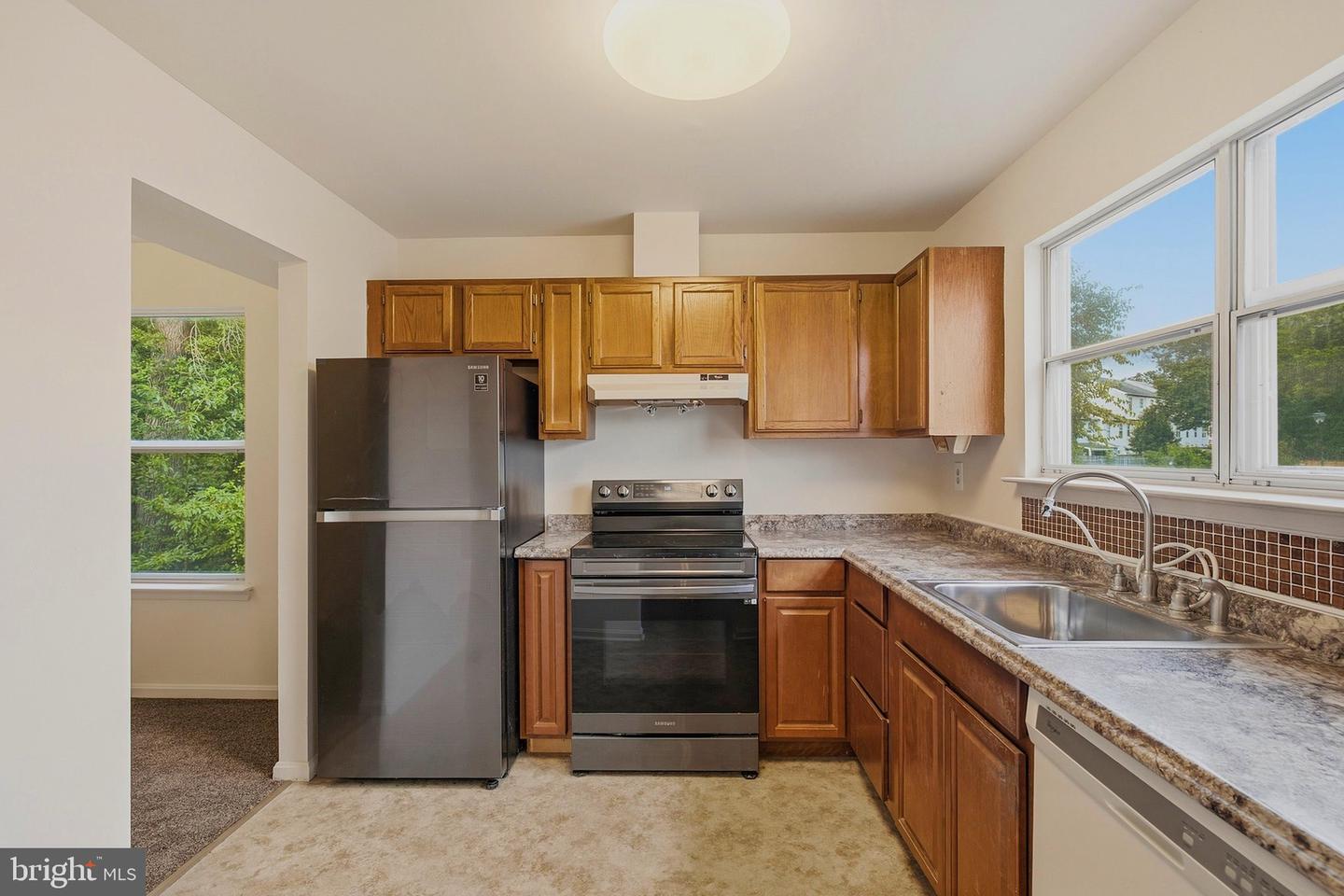 327 Woodside Pl Property Photo 6