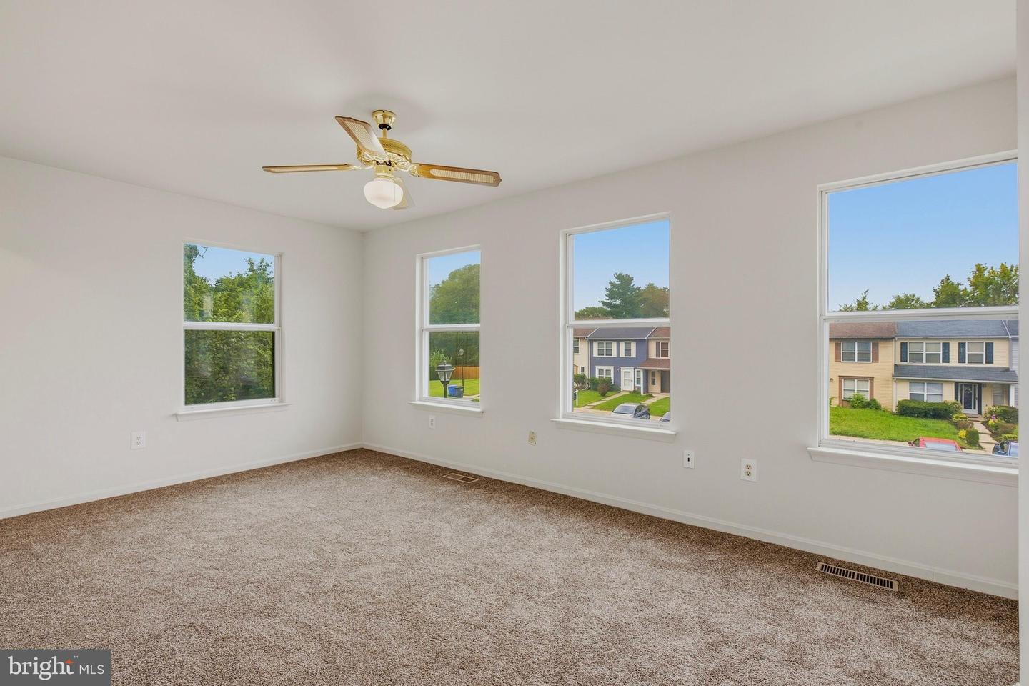 327 Woodside Pl Property Photo 16