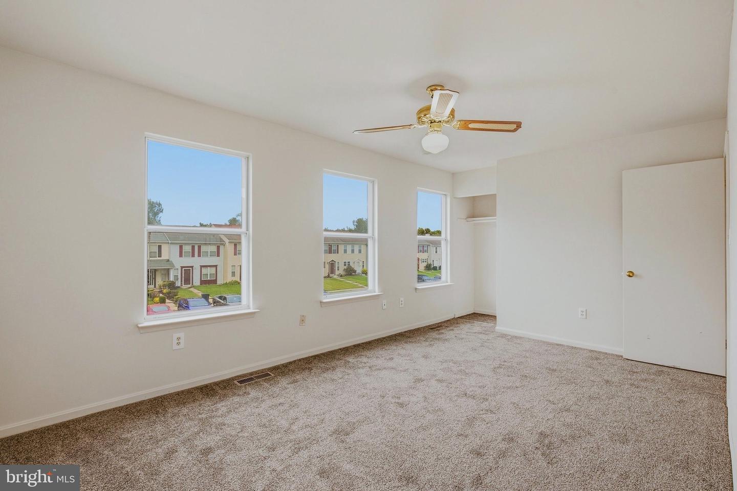 327 Woodside Pl Property Photo 17