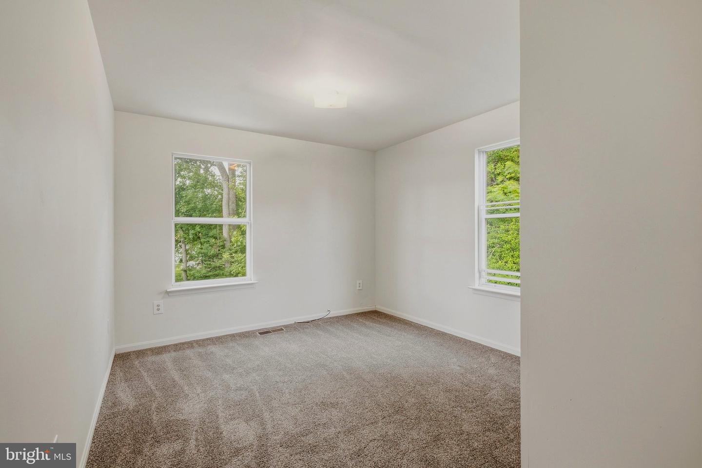 327 Woodside Pl Property Photo 25