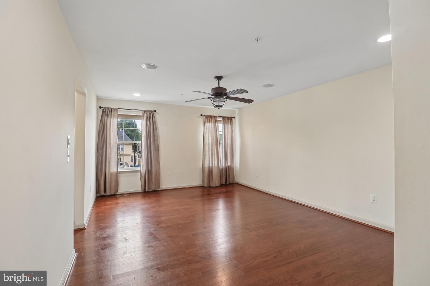 6844 Walkway Ct Property Photo 4