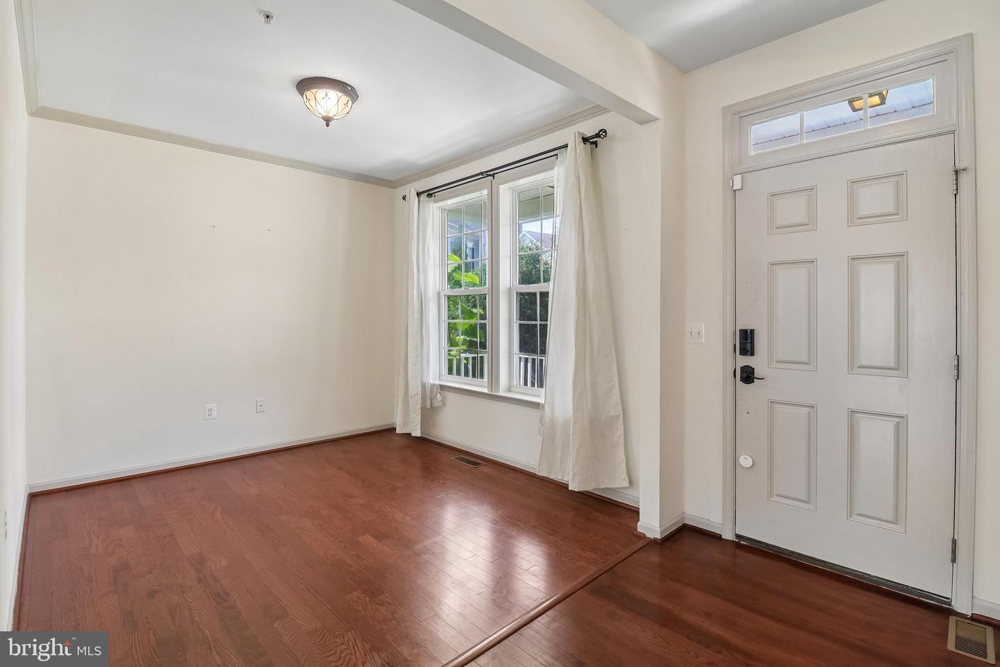 6844 Walkway Ct Property Photo 9