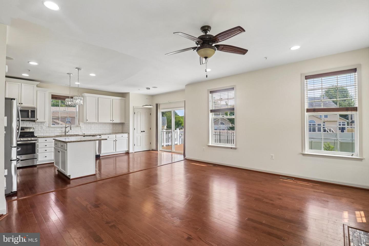 6844 Walkway Ct Property Photo 14