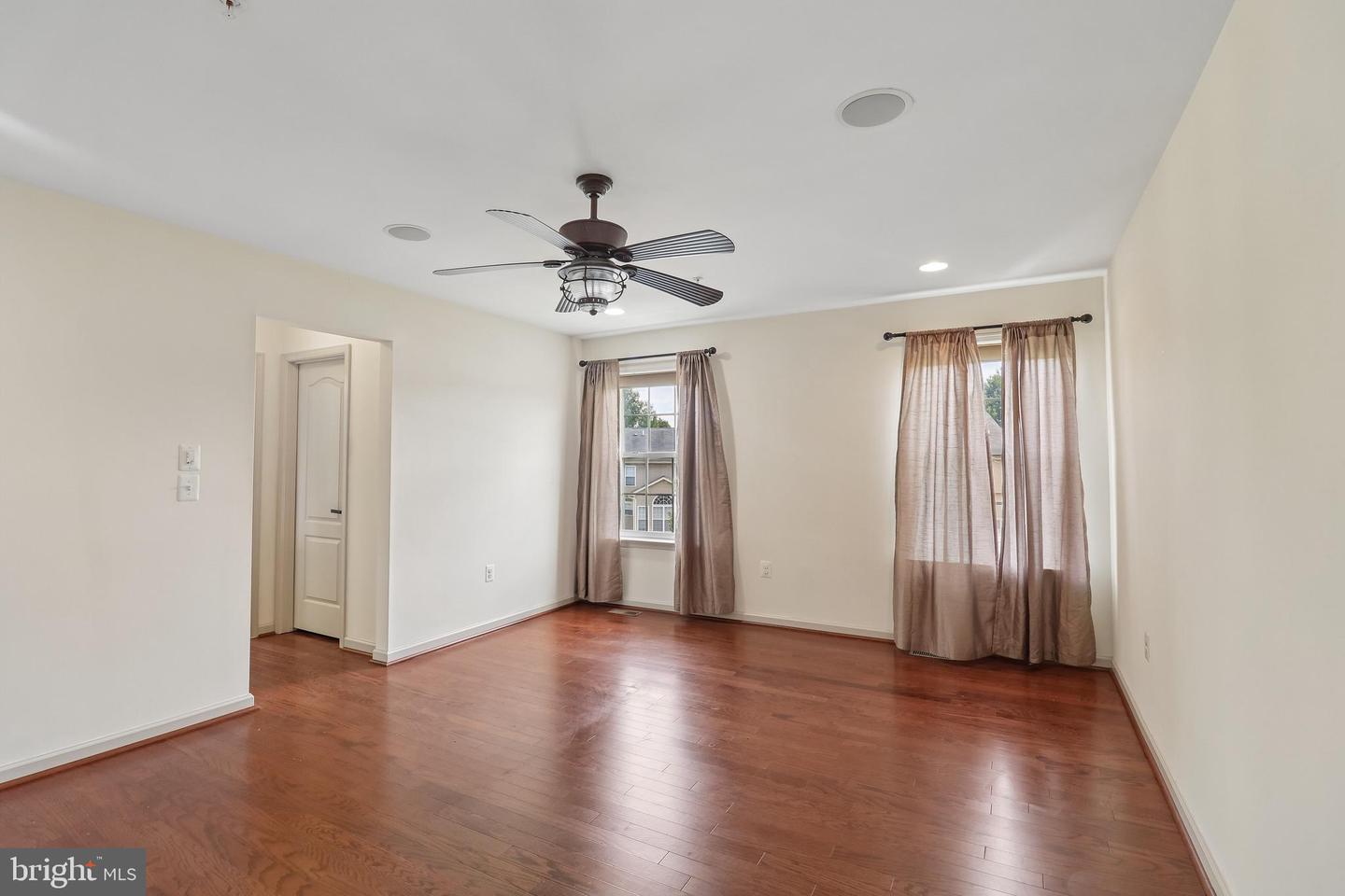 6844 Walkway Ct Property Photo 32