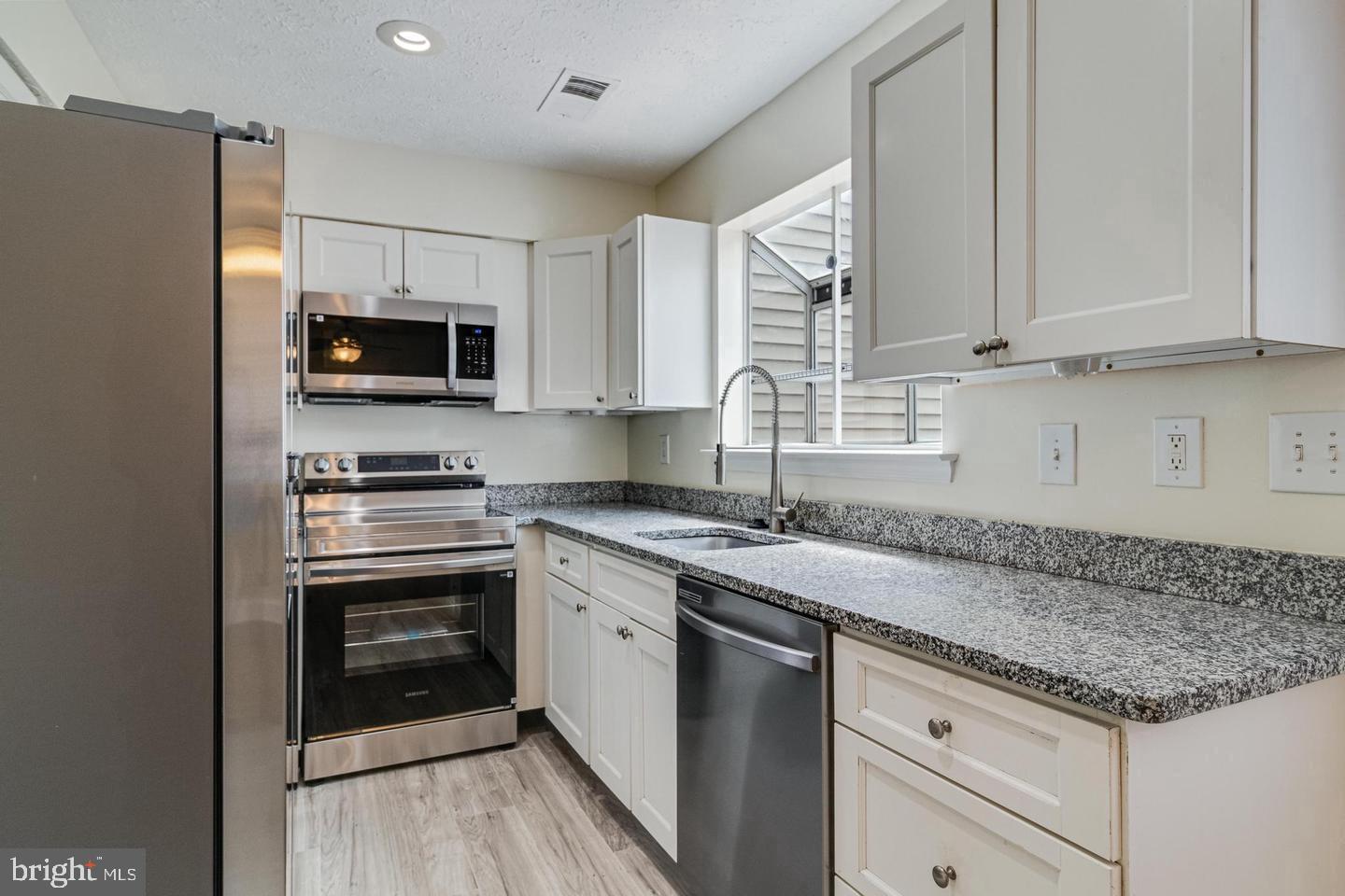 6206 Deerwood Ct Property Photo 4