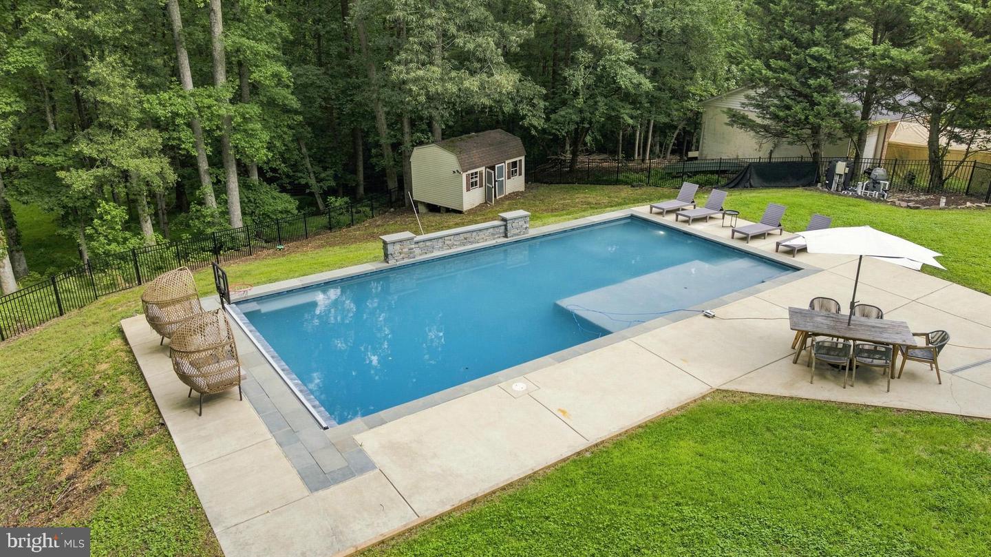 8651 King George Ct Property Photo 3
