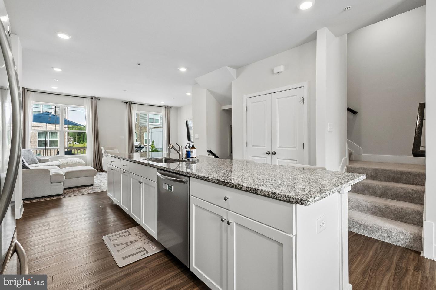 6941 Waterbury Pl Property Photo 2