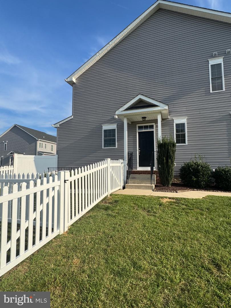 1005 Clover Cir #b Property Photo 3