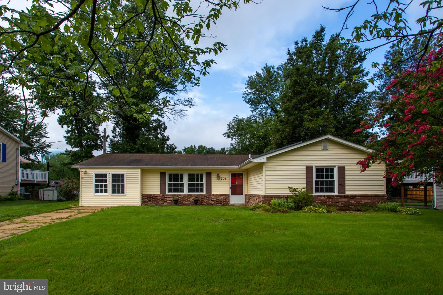 909 FOWLER CT Property Photo 1