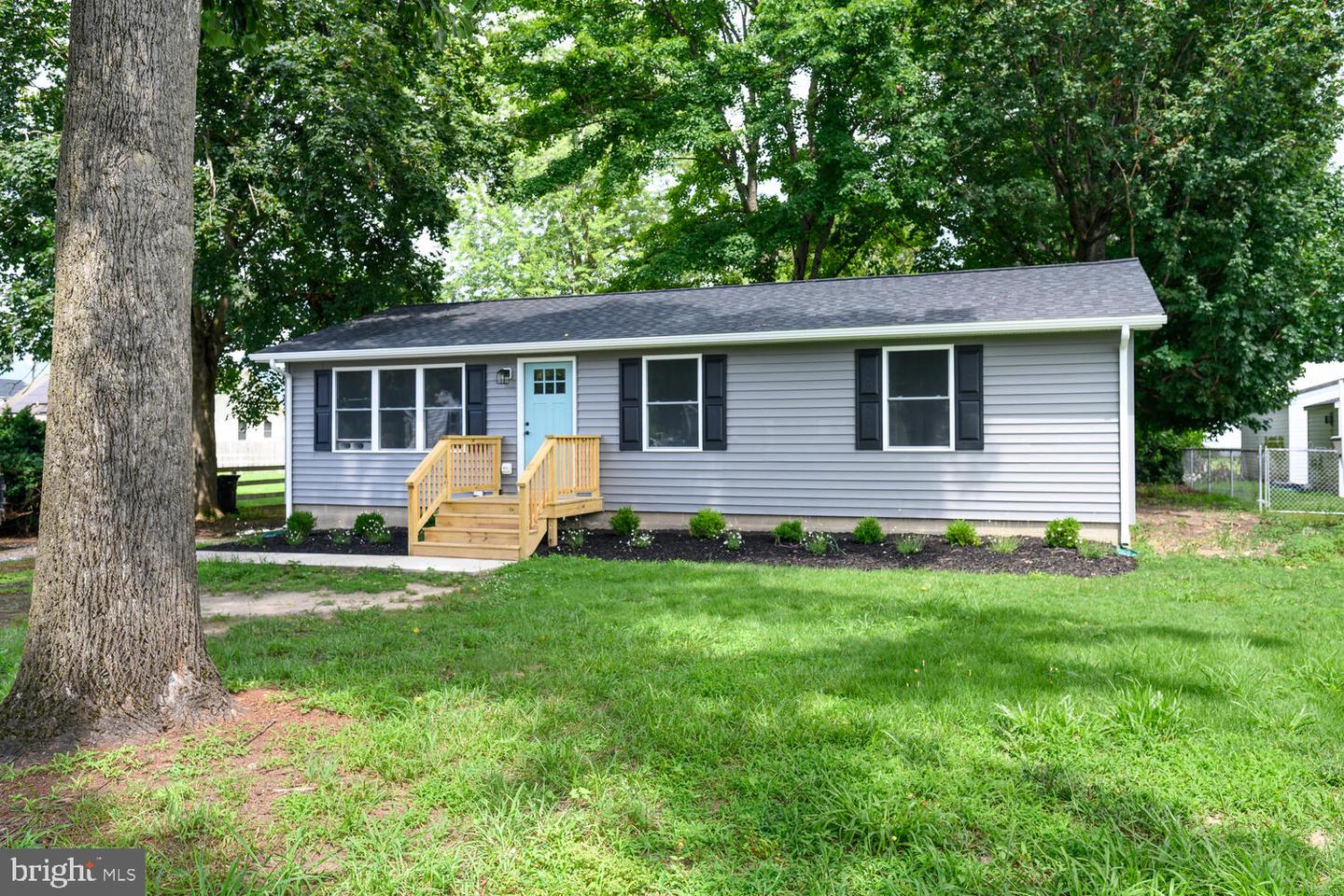 14 N Maple St Property Photo 1