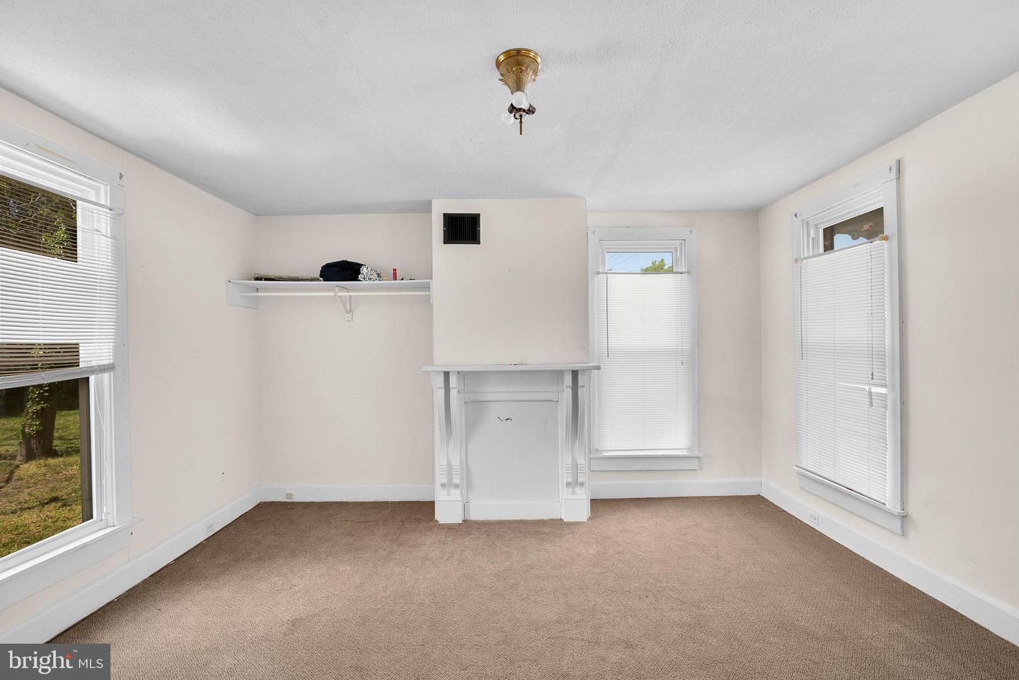 156 Main St Property Photo 5