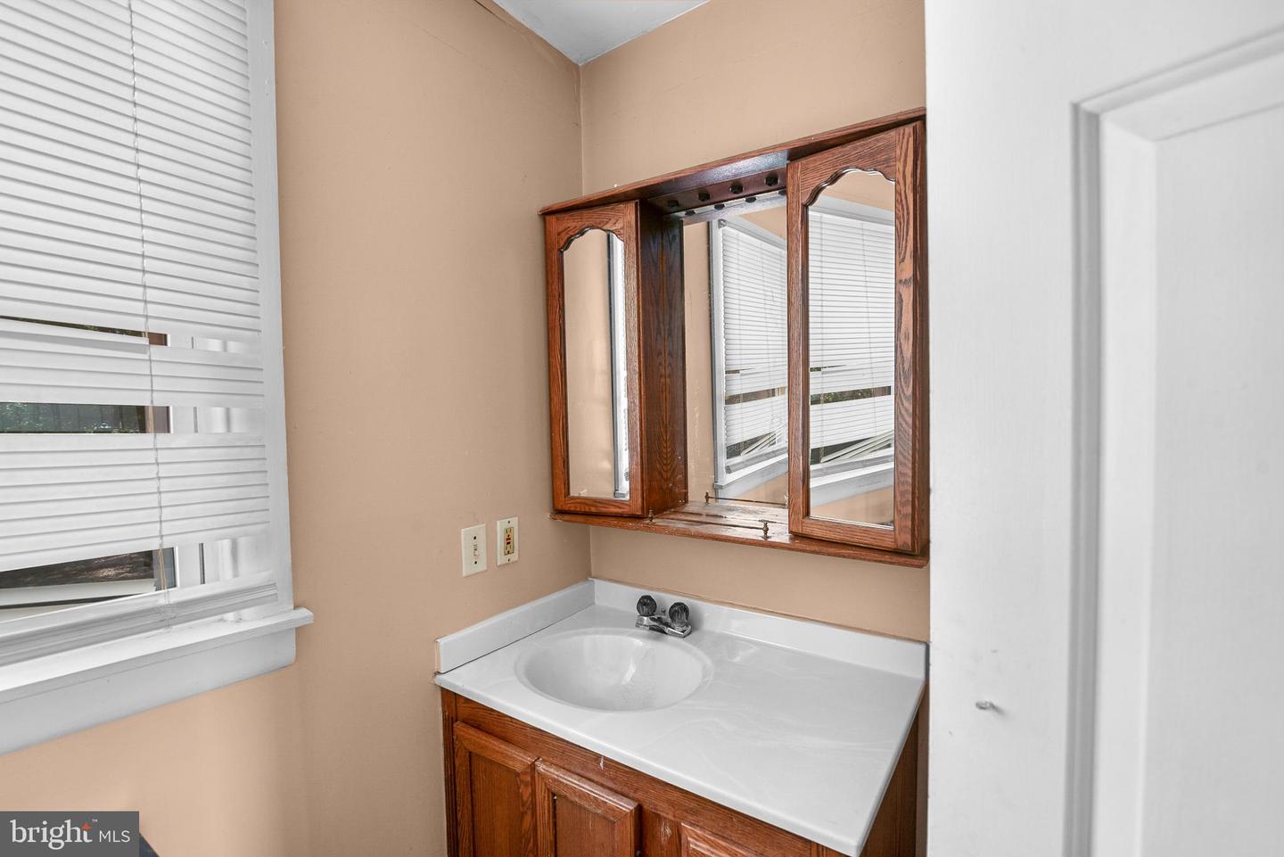 156 Main St Property Photo 8