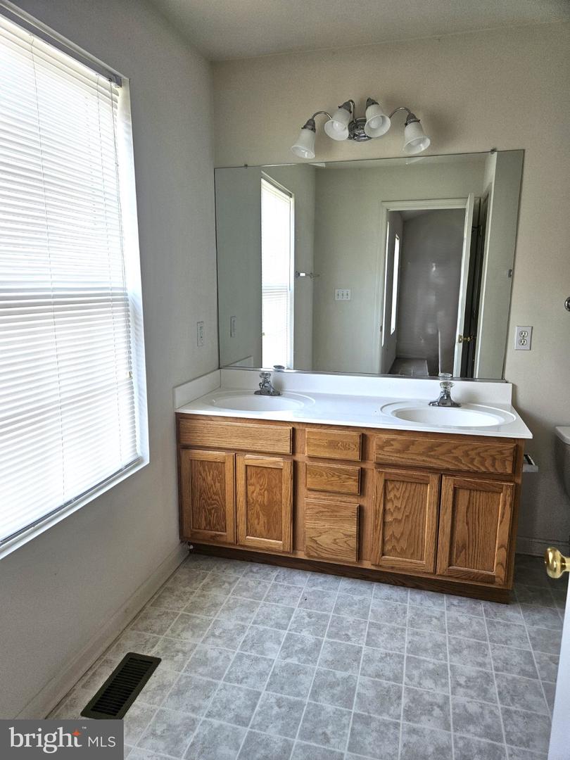 1307 Chesapeake Dr Property Photo 8
