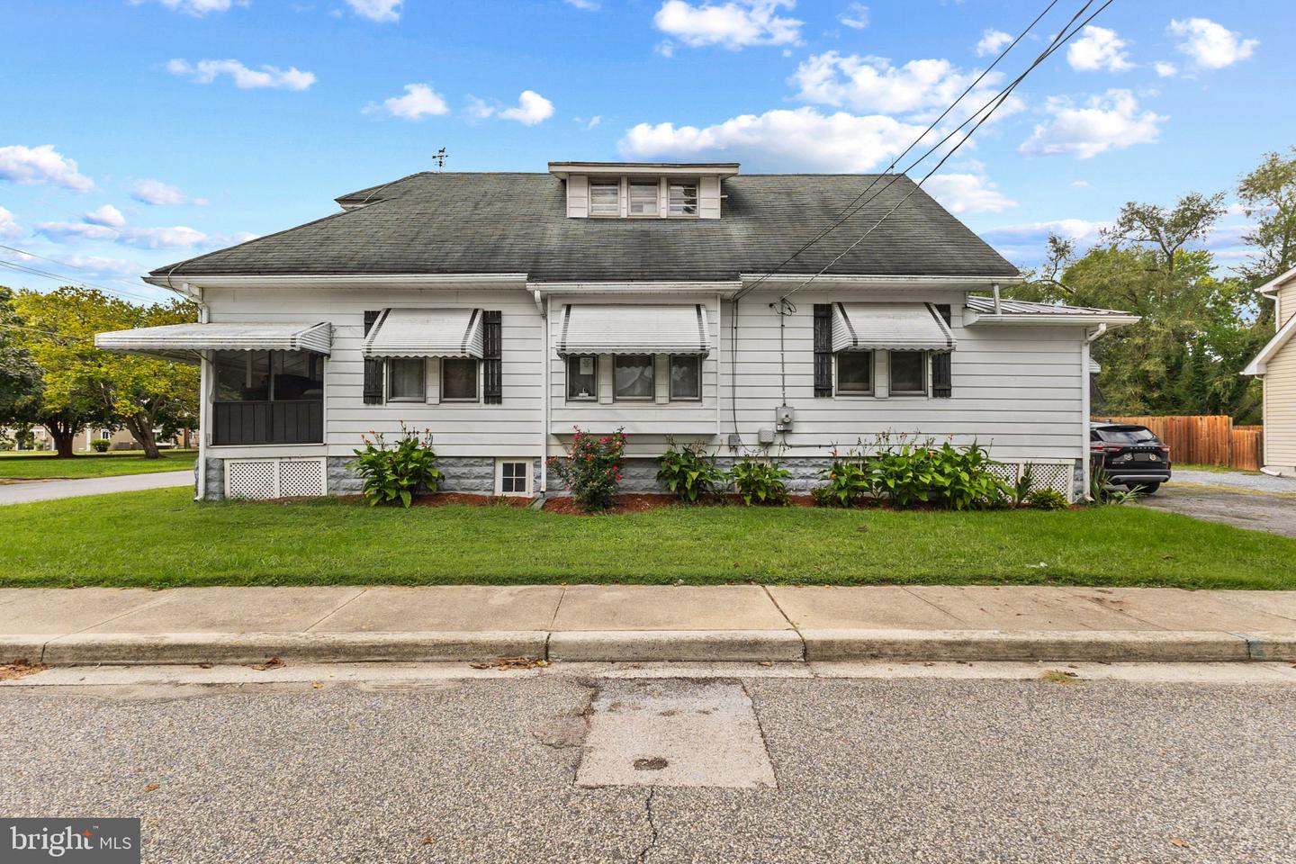200 MAPLE AVE Property Photo 1