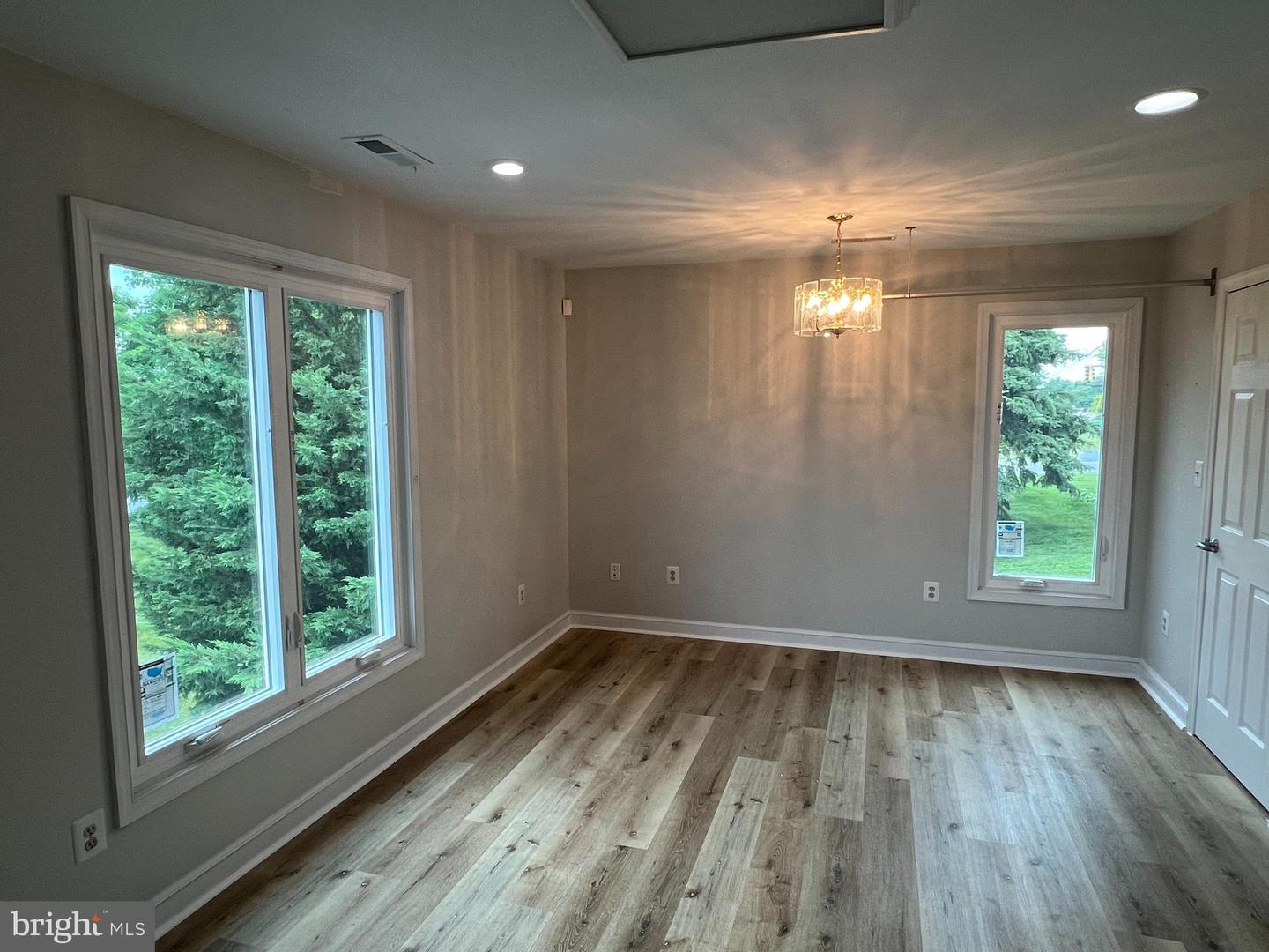 205 E Ridgeville Blvd Property Photo 1