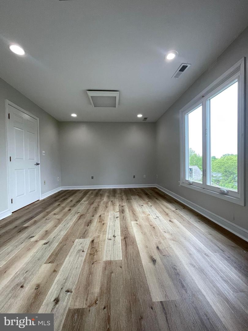 205 E Ridgeville Blvd Property Photo 4