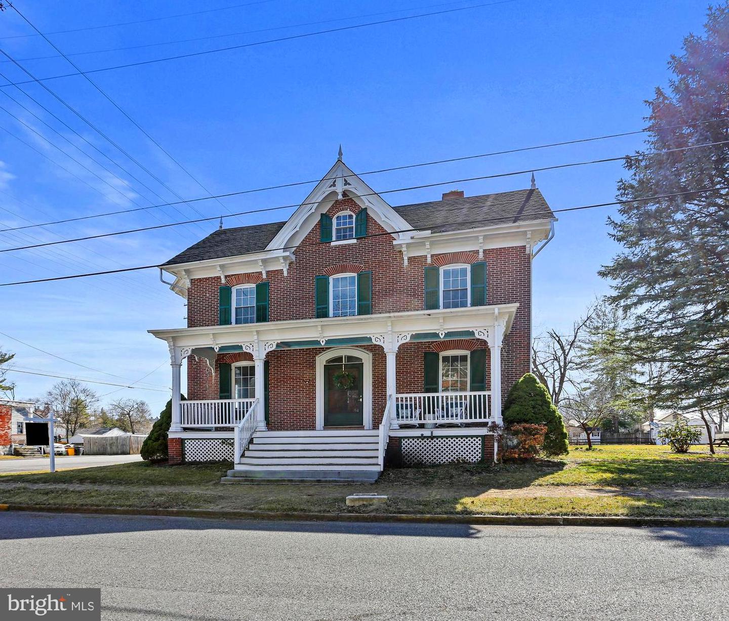 33 Broadway St Property Photo