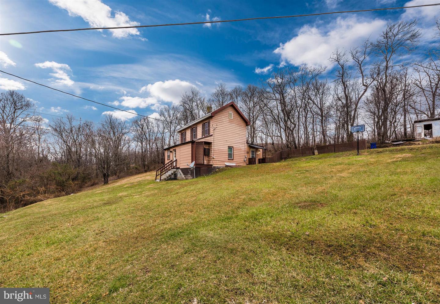 1402 Woodenbridge Ln Property Photo 3
