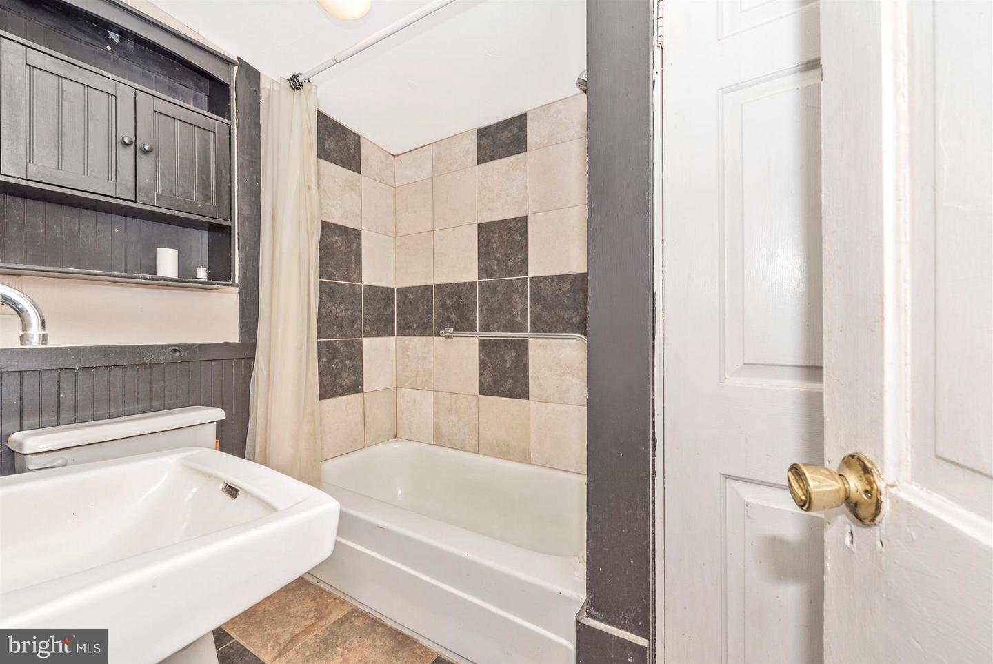 1402 Woodenbridge Ln Property Photo 12