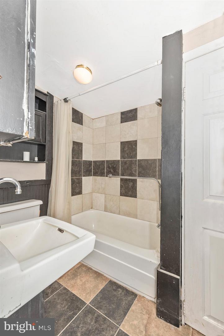 1402 Woodenbridge Ln Property Photo 13