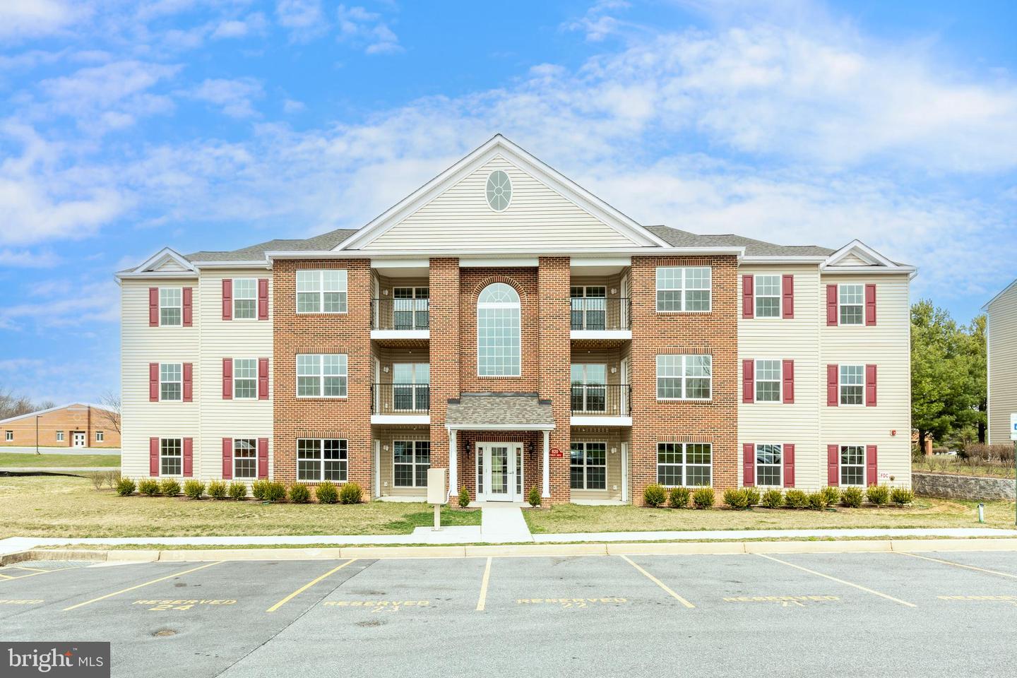 820 WEMBLEY DRIVE #2B Property Photo 1