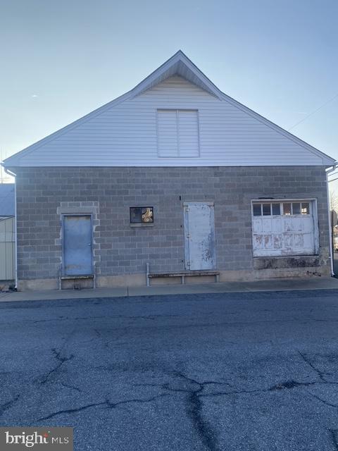12r Middle St Property Photo 6