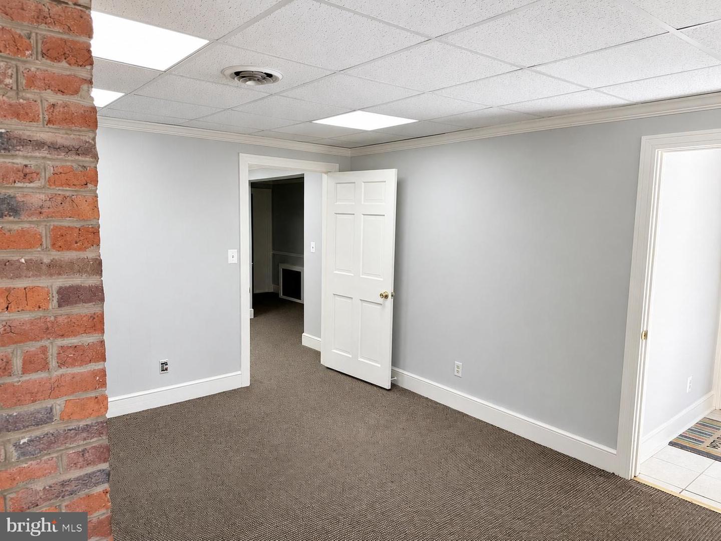 229 E Main St E #a Property Photo 5