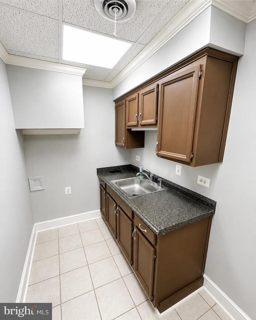 229 E Main St E #a Property Photo 12