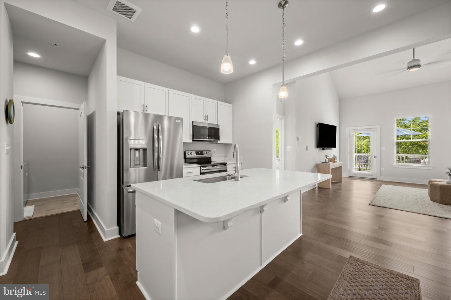 2812 Town View Cir Property Photo 4