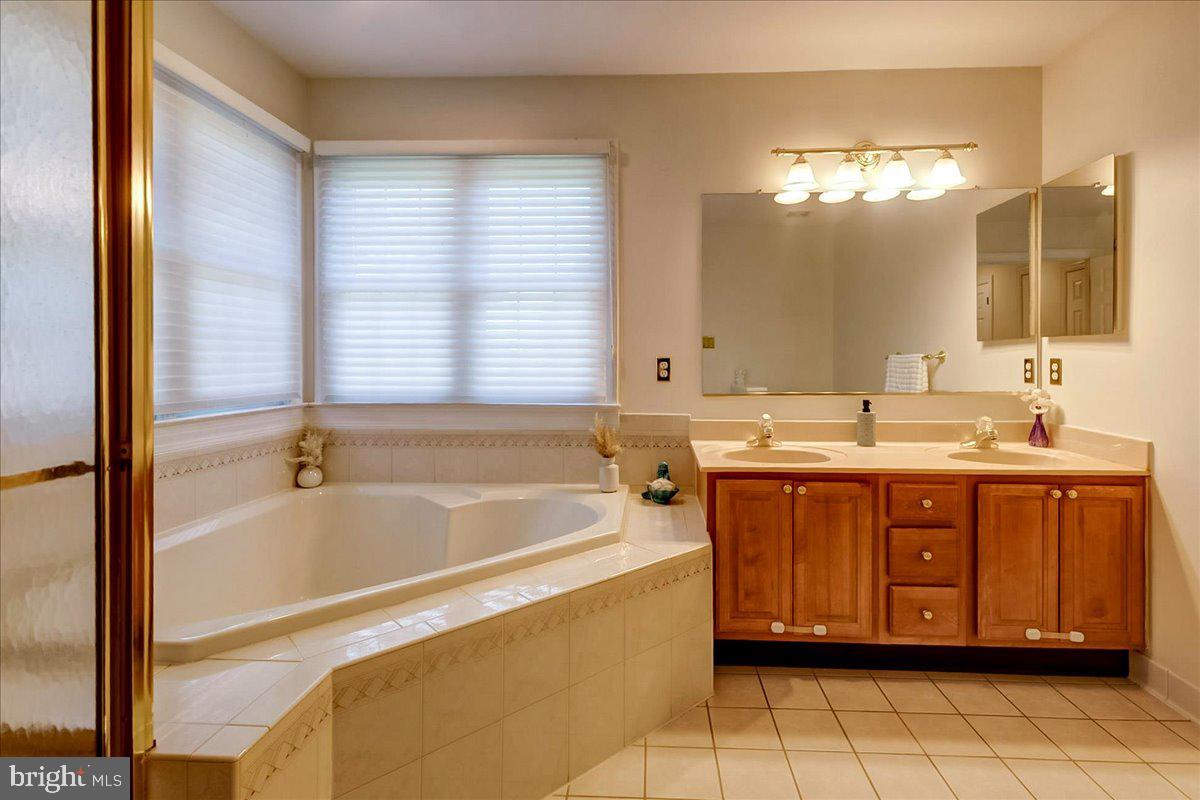 5764 Oyster Bay Dr Property Photo 21