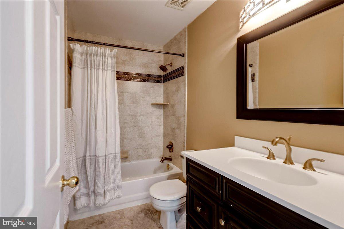 5764 Oyster Bay Dr Property Photo 25