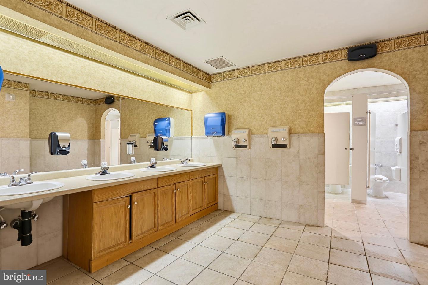 505 Jermor Ln Property Photo 38