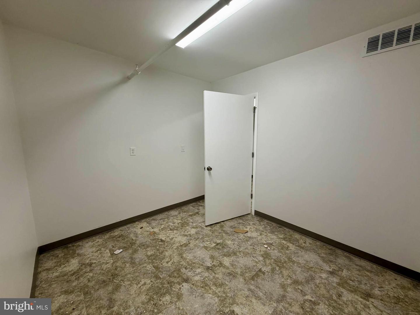 4030 Gill Ave Property Photo 5