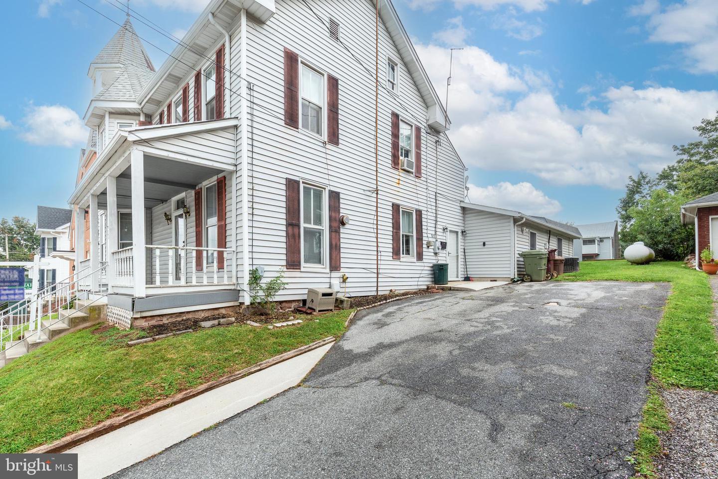 22 Middle St Property Photo 5
