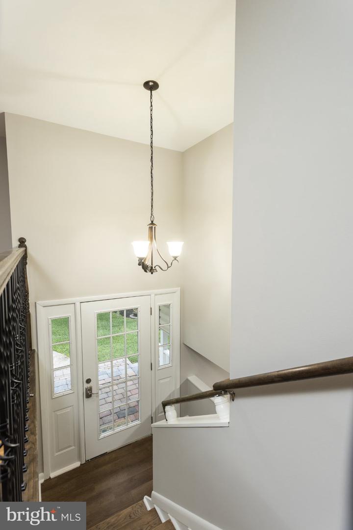 805 Rolling Ridge Dr Property Photo 5