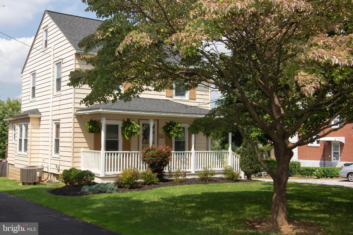 528 WILLOW AVE Property Photo 1