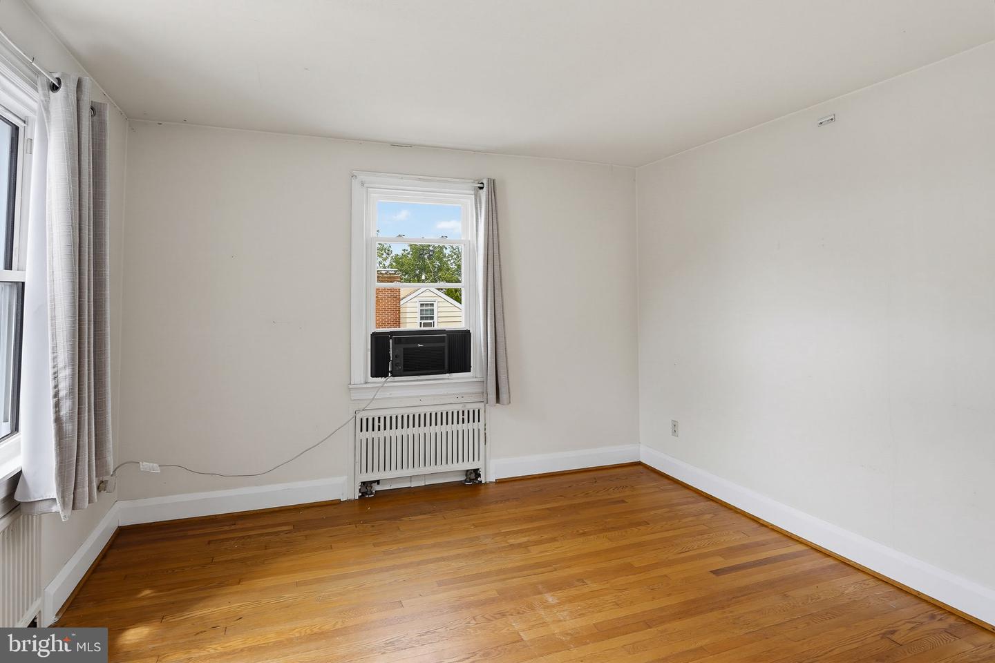 449 E Green St Property Photo 4