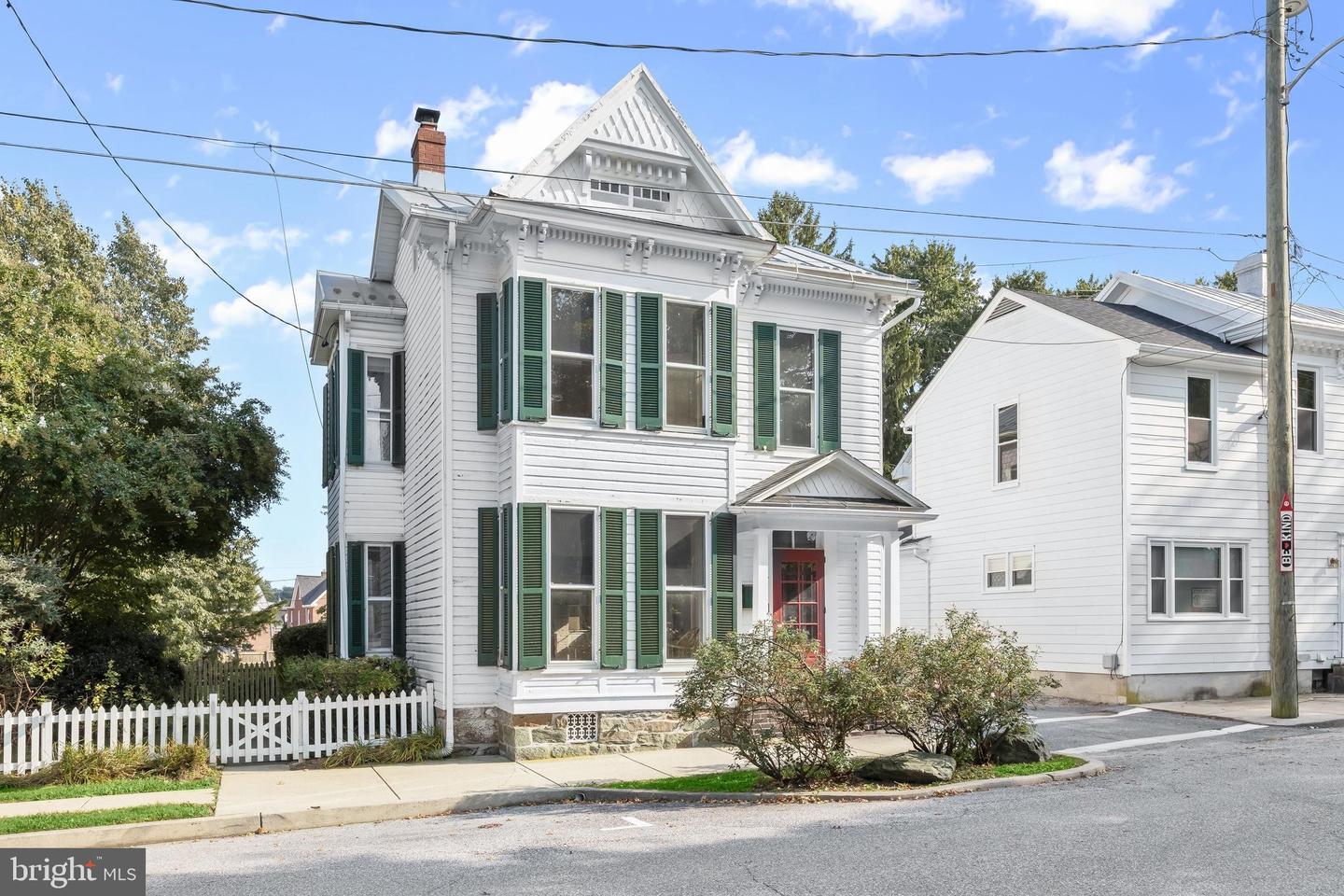 17 PARK AVE Property Photo 1