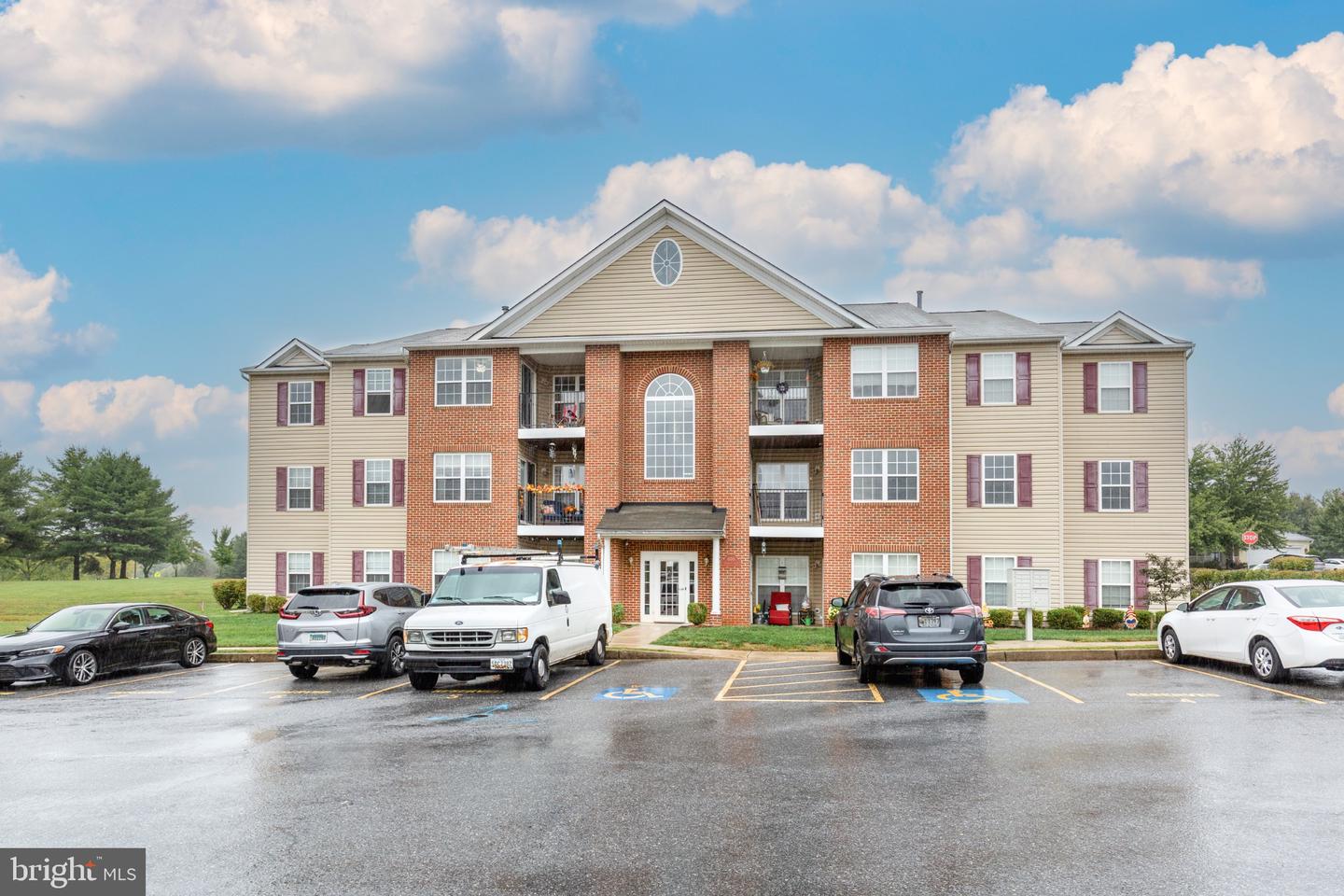 800 Wembley Dr #3c Property Photo 1